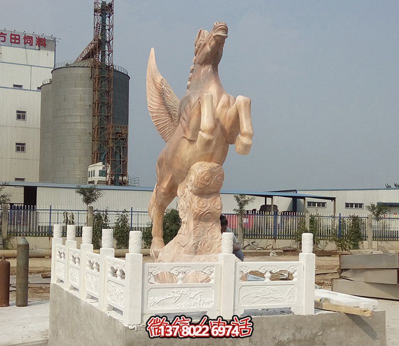 飛馬石雕創(chuàng)意雕塑,點綴廣場上的黃蠟石 飛馬石雕創(chuàng)意雕塑,點綴廣場上的黃蠟石