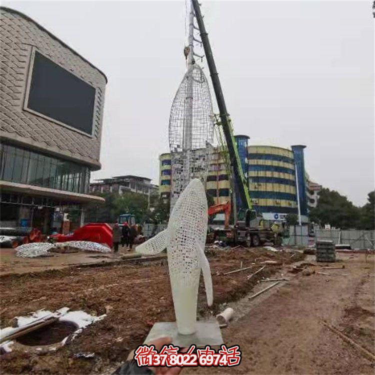 不銹鋼創意鏤空鯨魚雕塑，點綴園林景觀