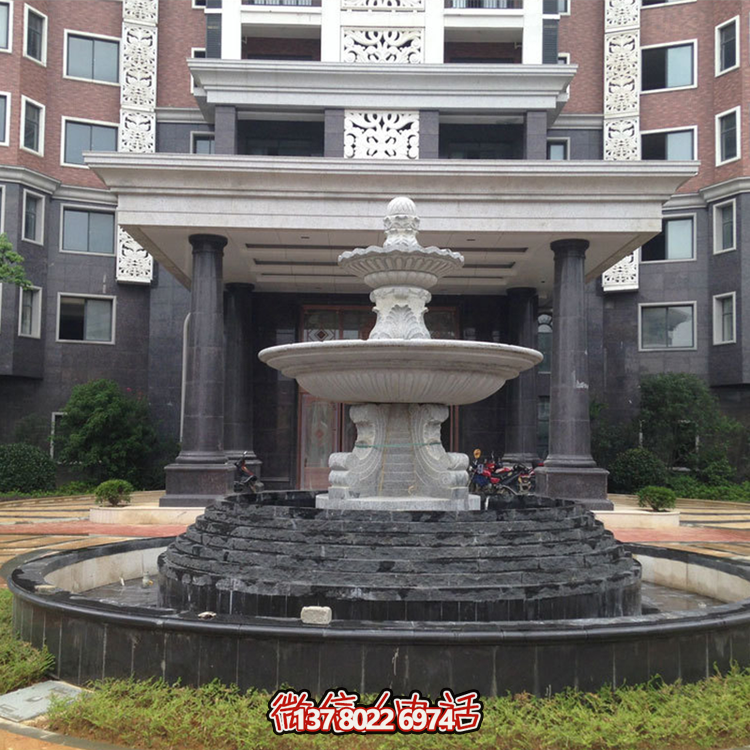 清新的雙層噴泉水雕裝飾，為辦公大樓門前增添靈動氣息