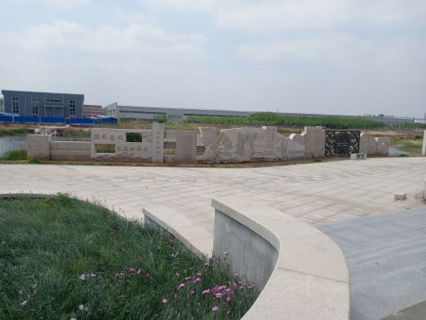 蘆葦湖景墻：鳴琴戴星，長26米，高2